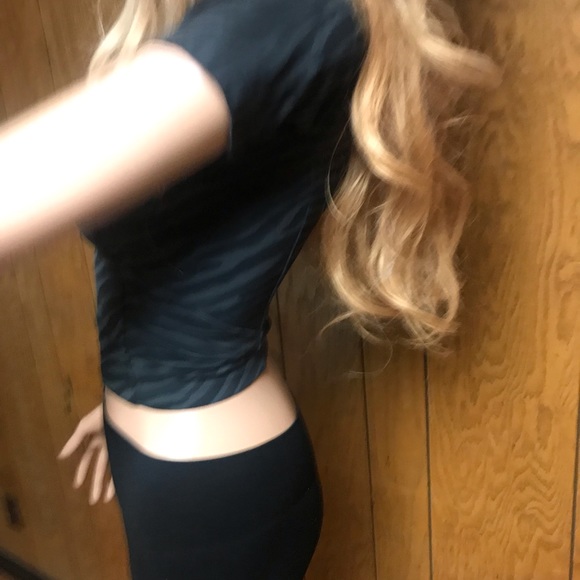 Lululemon" Nulu Cropped Slim Yoga Short Sleeve-Le Tigre Camo Deep Coal Multi - Picture 12 of 16